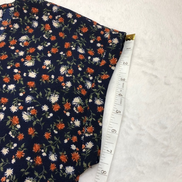 SO Scoopneck Twisted Front Keyhole Back Top in Navy Floral size Small - Picture 8 of 12